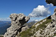 40 Dai roccioni finestra verso il Legnone lievemente imbiancato